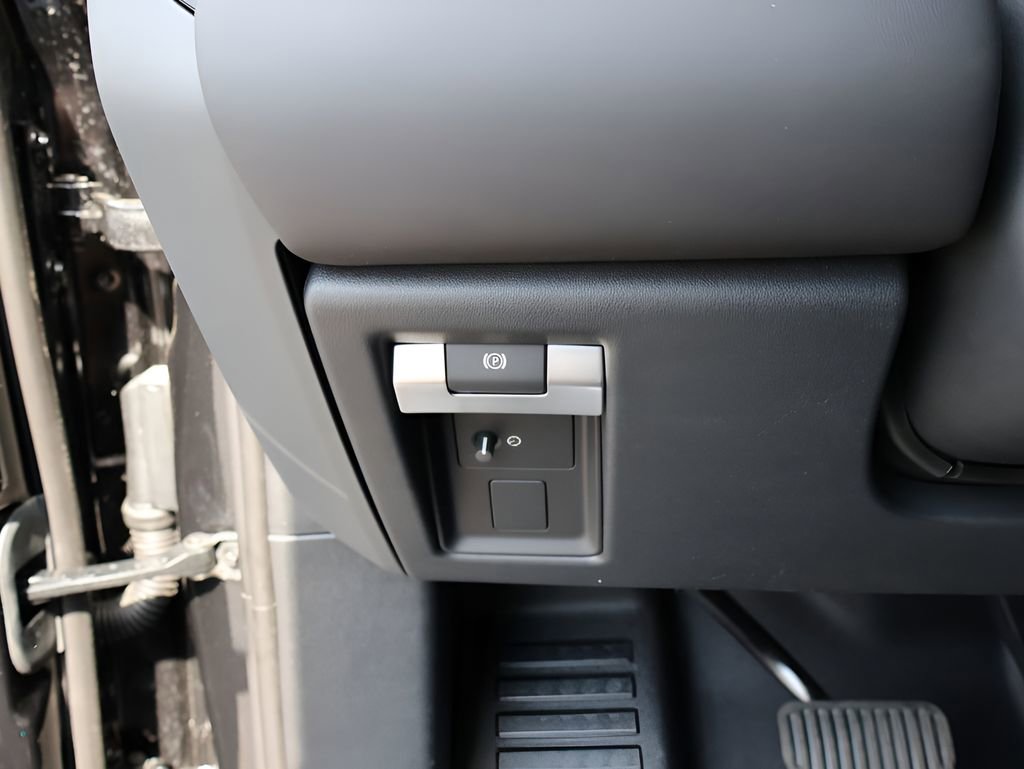 New 2026 Land Rover Defender 110 X-Dynamic SE image 34