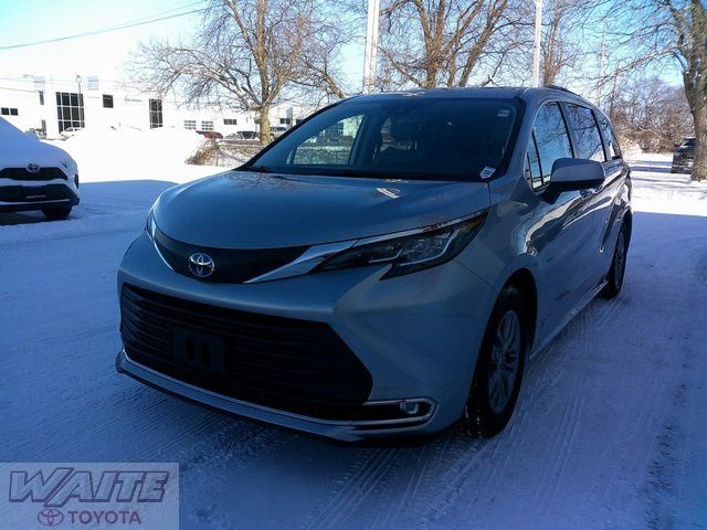 Used 2021 Toyota Sienna XLE w/ XLE Plus Package image 6