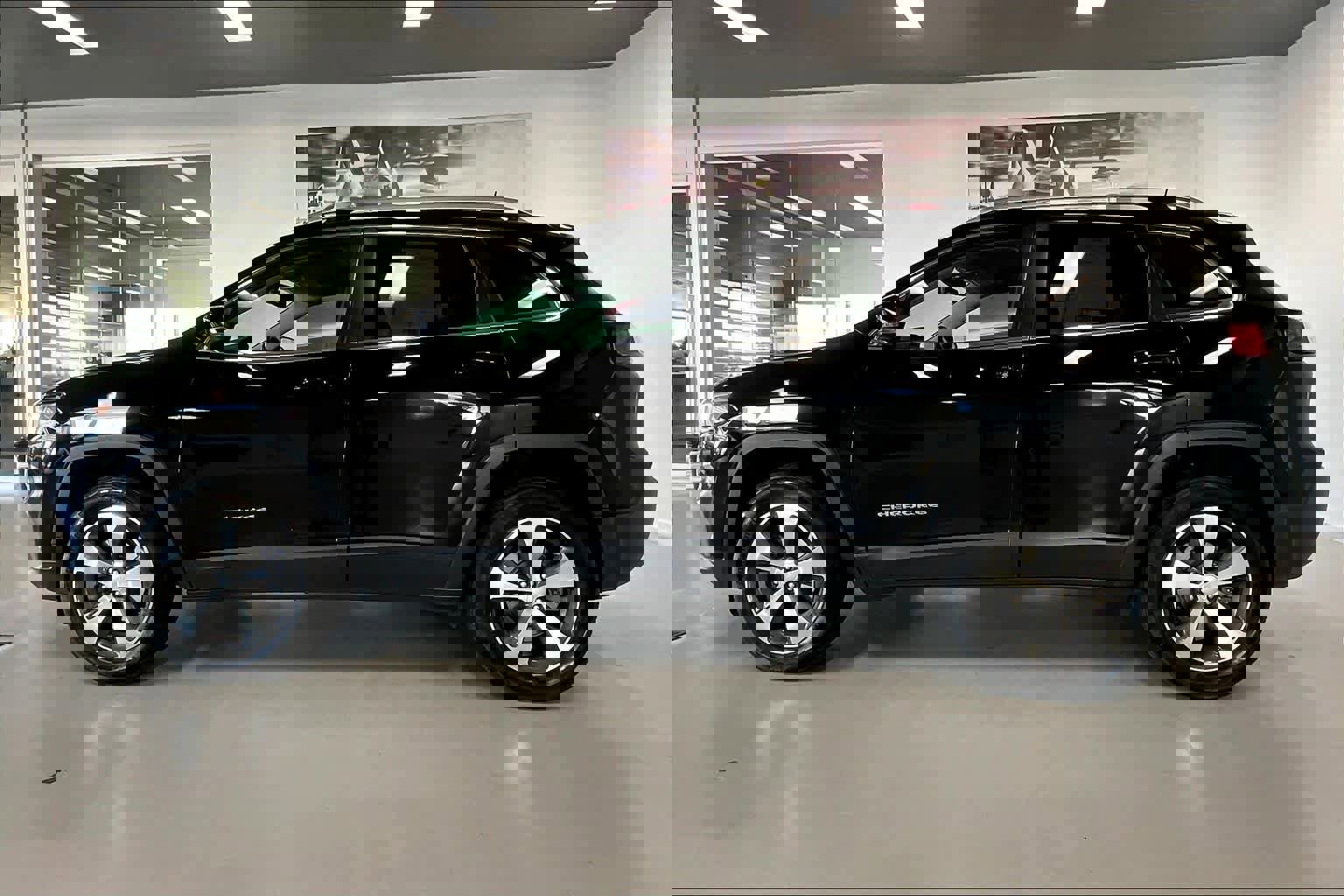 Used 2020 Jeep Cherokee Limited image 3
