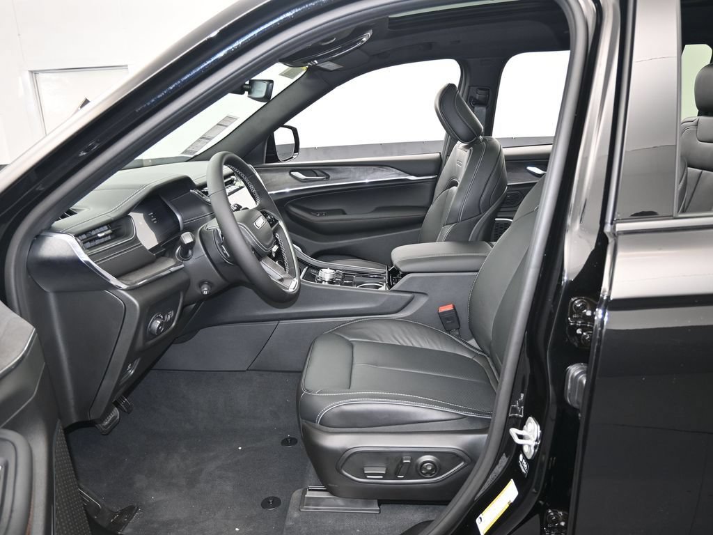 New 2025 Jeep Grand Cherokee L Overland AWD/4WD image 12