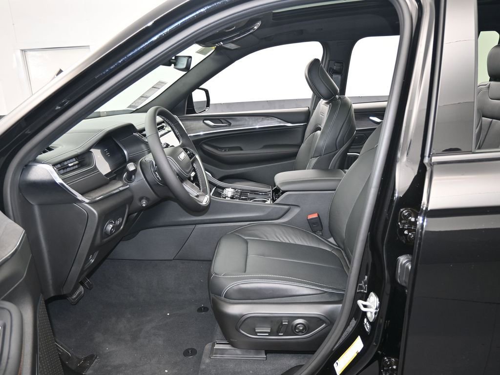 New 2025 Jeep Grand Cherokee L Overland AWD/4WD image 12