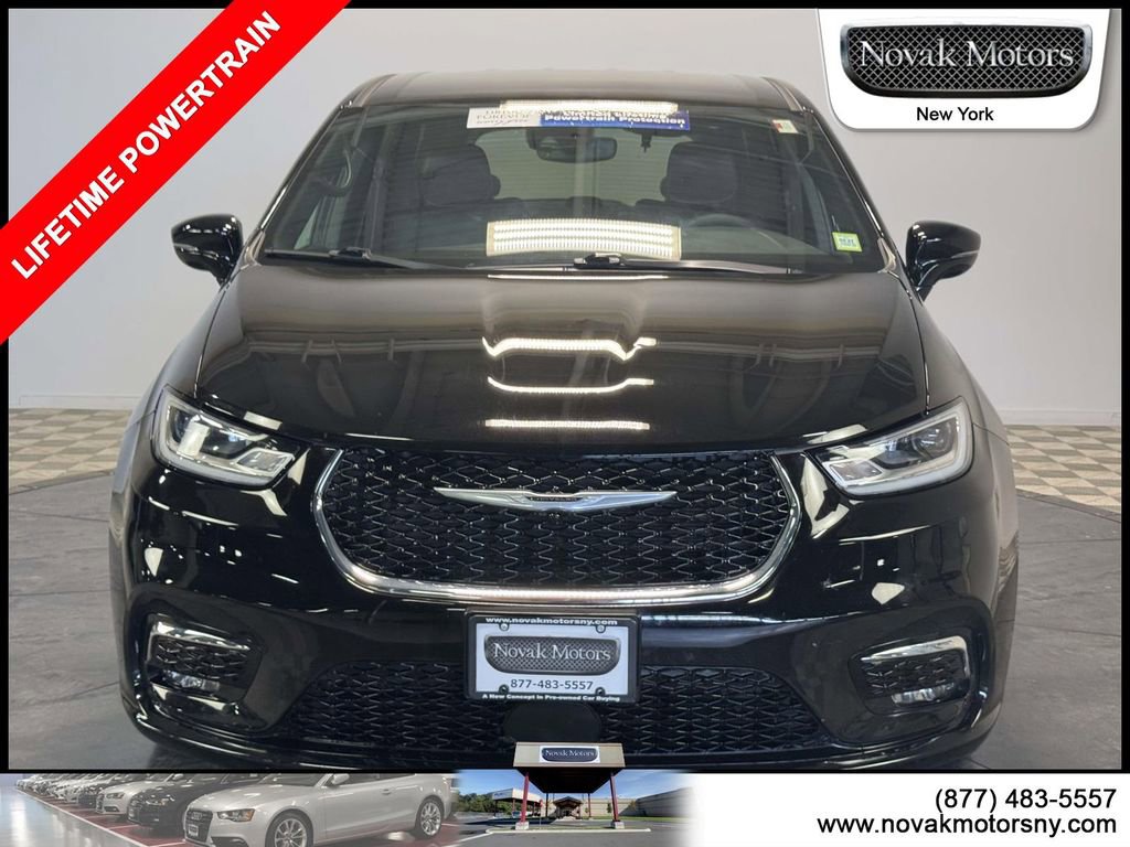 Used 2025 Chrysler Pacifica Select image 2