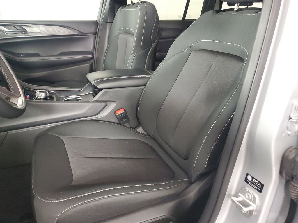 Used 2025 Jeep Grand Cherokee Laredo X image 12