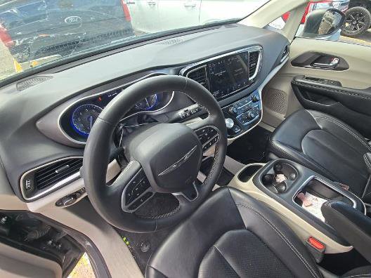 Used 2023 Chrysler Pacifica Touring-L FWD image 12