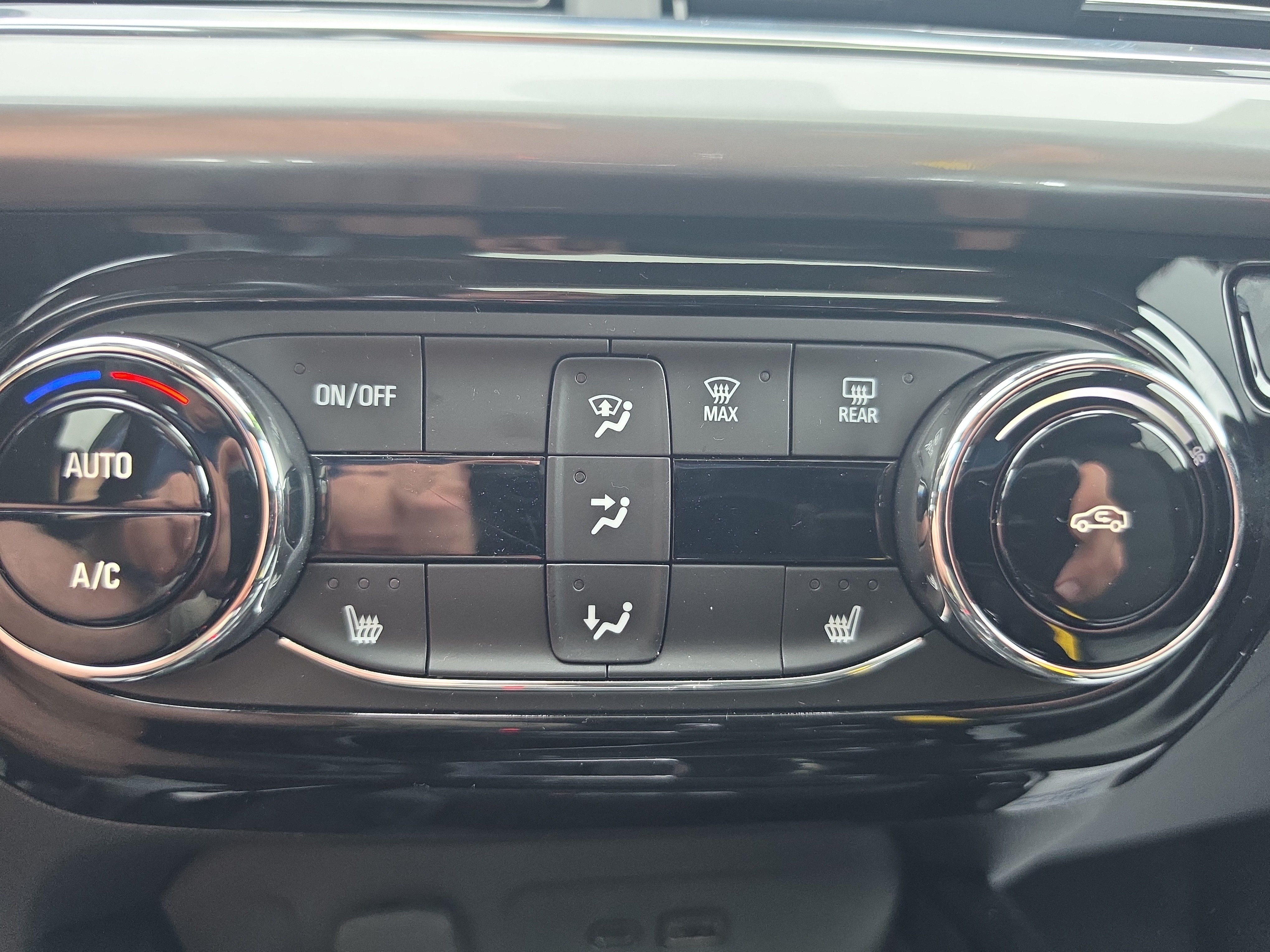 Used 2026 Chevrolet Trax LT w/ Sunroof Package FWD image 26