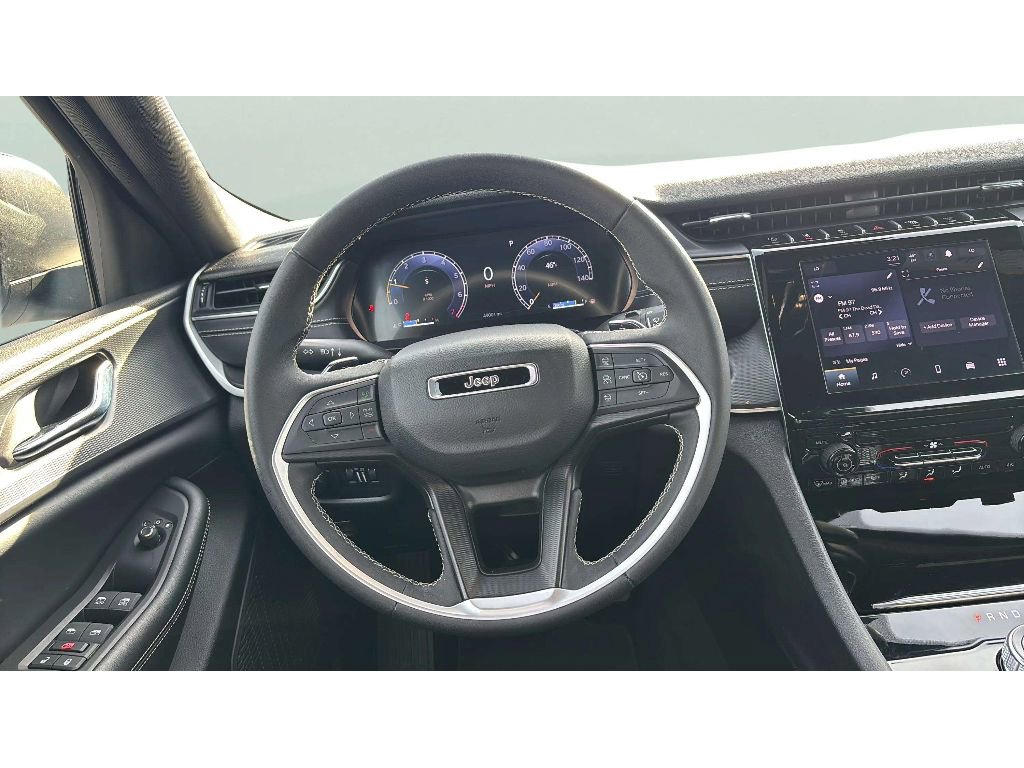 Used 2024 Jeep Grand Cherokee Laredo image 14