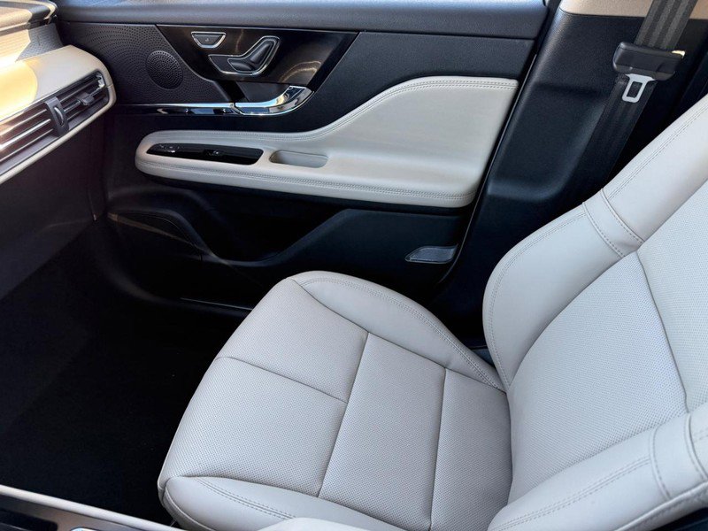 New 2026 Lincoln Corsair Premiere image 14