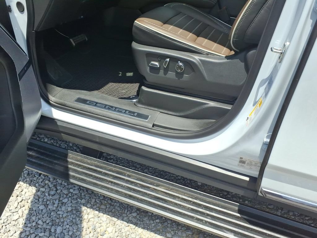 New 2026 GMC Yukon XL Denali Ultimate AWD/4WD image 13