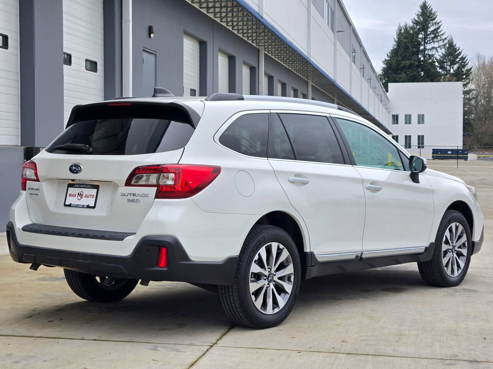 Used 2018 Subaru Outback 3.6R Touring w/ Popular Package #3 AWD/4WD image 8