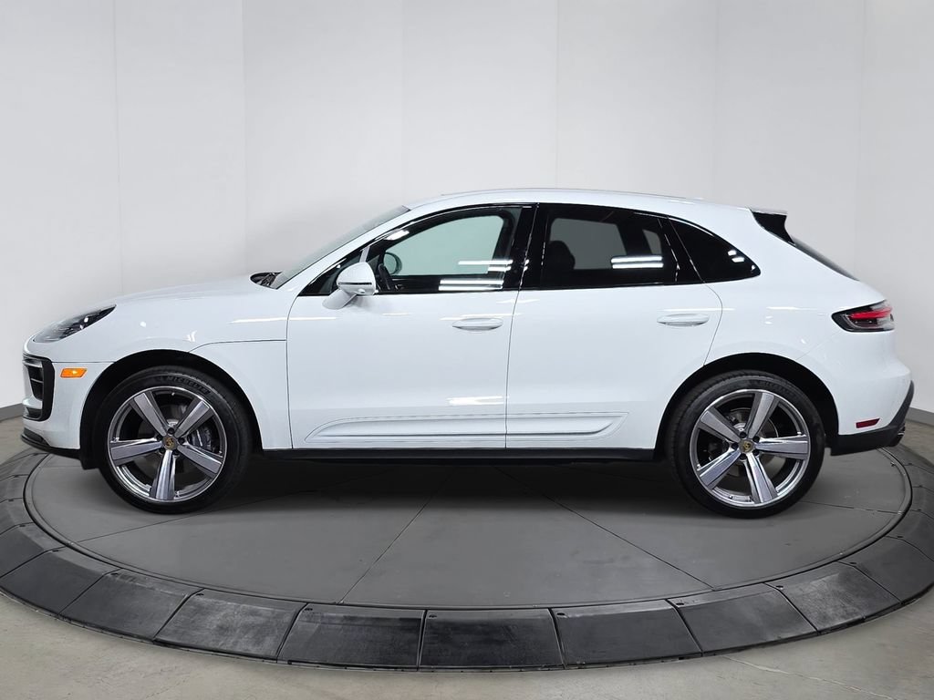Certified 2025 Porsche Macan AWD/4WD image 2