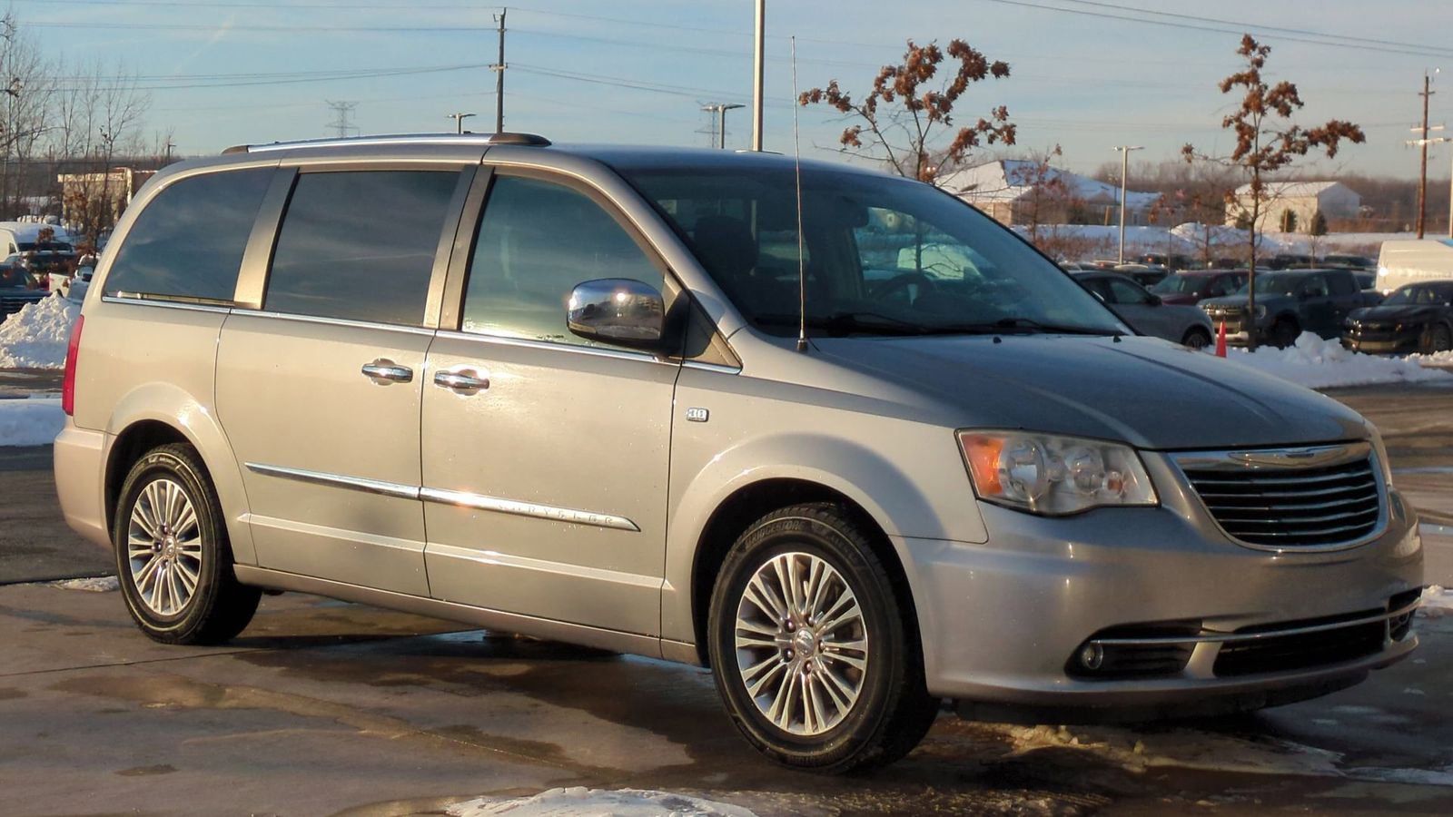 Used 2014 Chrysler Town & Country Touring-L image 9
