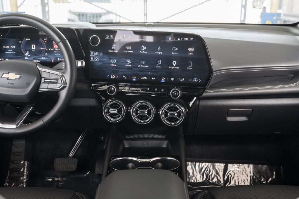 Used 2024 Chevrolet Blazer EV LT AWD/4WD image 28