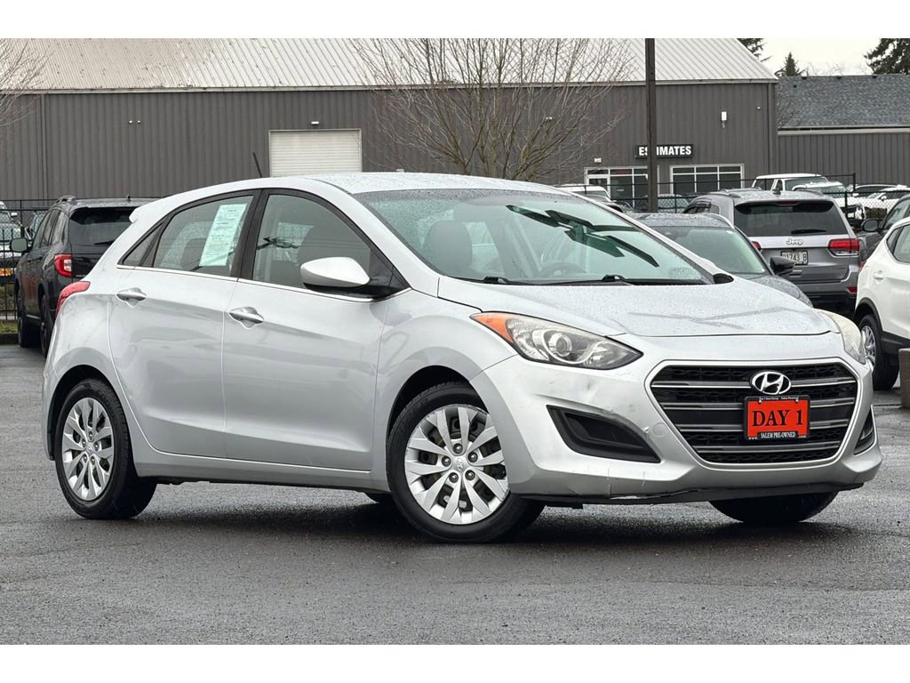 Used 2017 Hyundai Elantra GT image 2