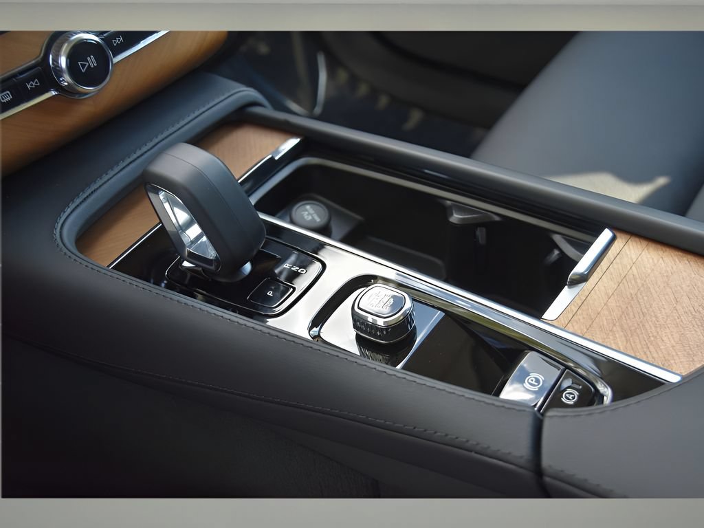 Certified 2024 Volvo XC90 T8 Plus w/ Protection Package Premier AWD/4WD image 37
