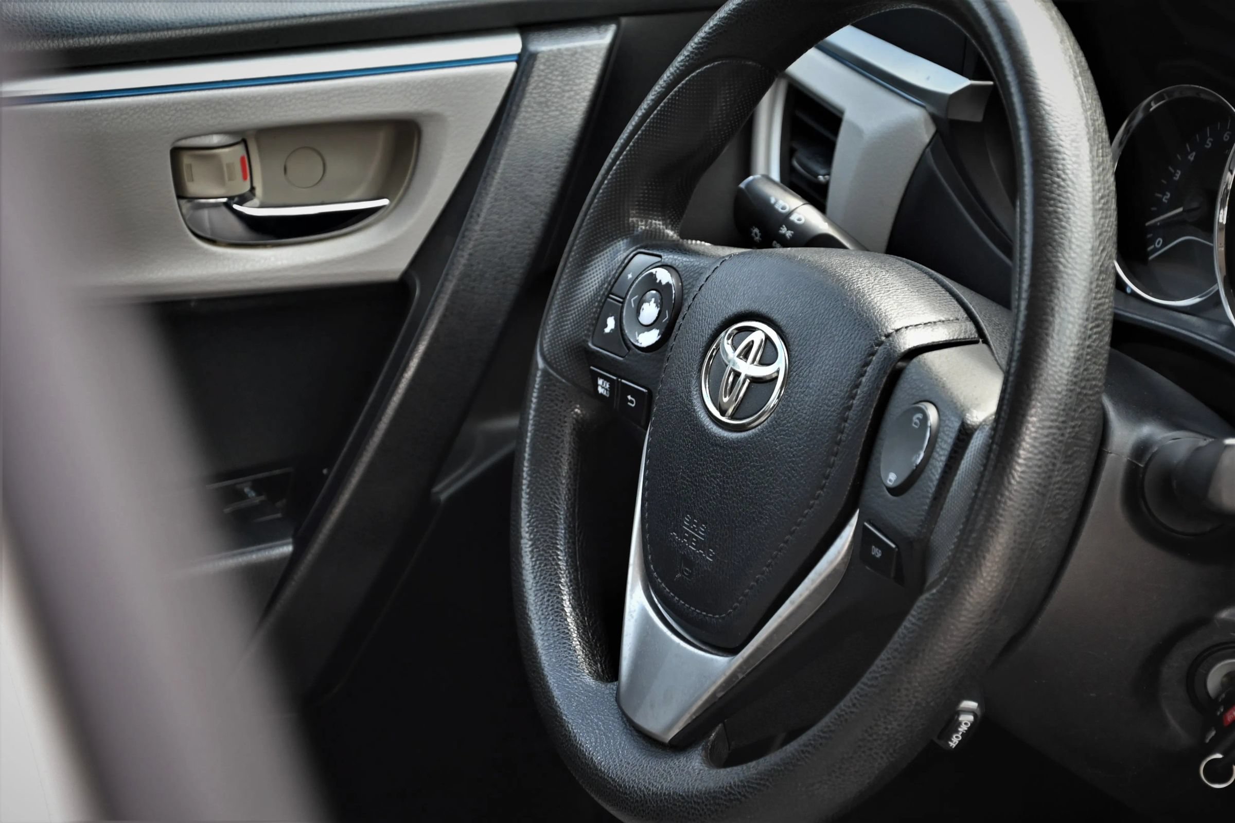 Used 2015 Toyota Corolla LE FWD image 12