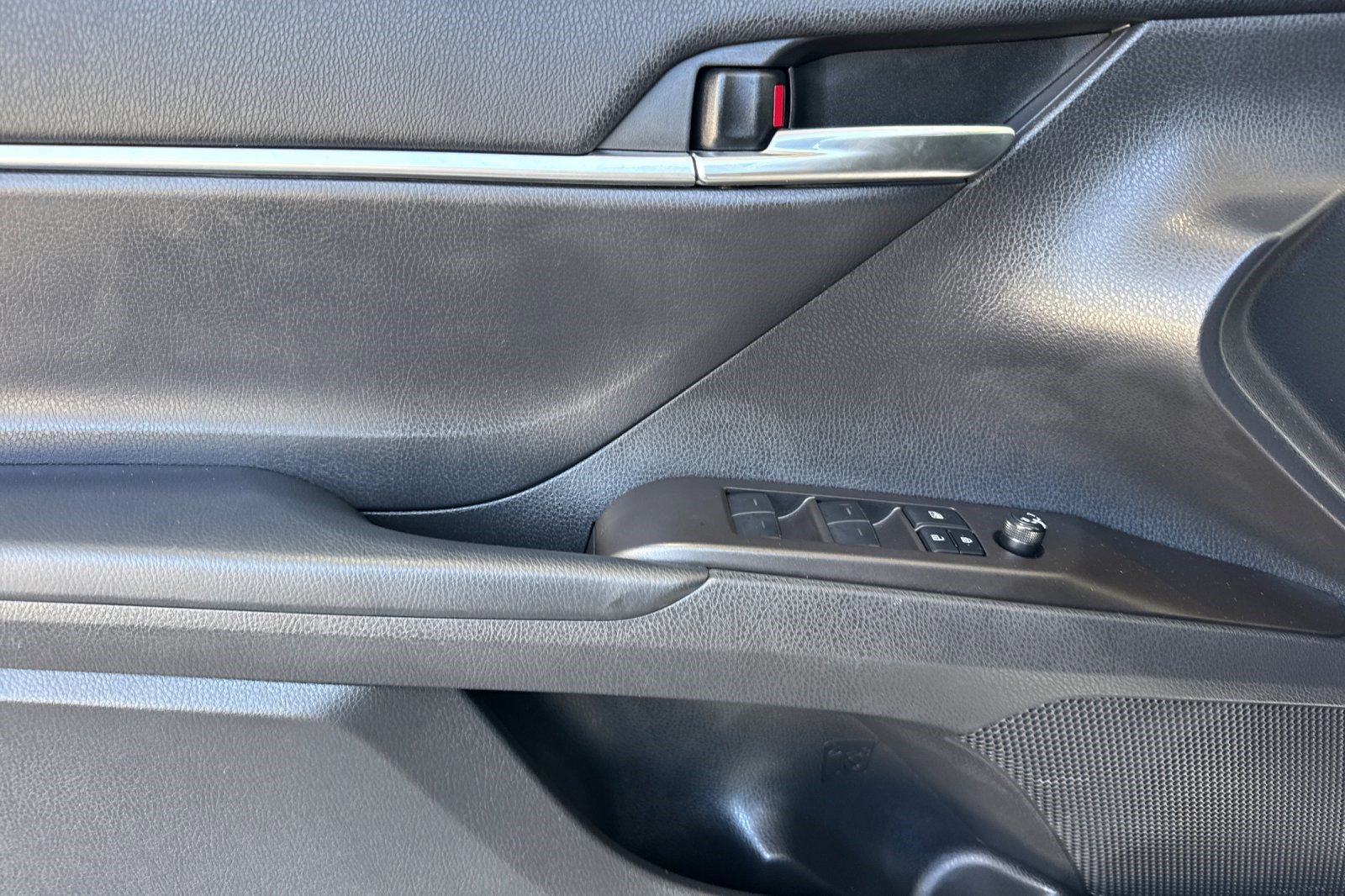 Used 2022 Toyota Camry LE FWD image 12