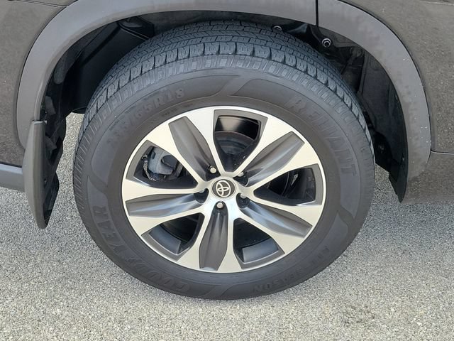 Used 2023 Toyota Highlander XLE AWD/4WD image 7
