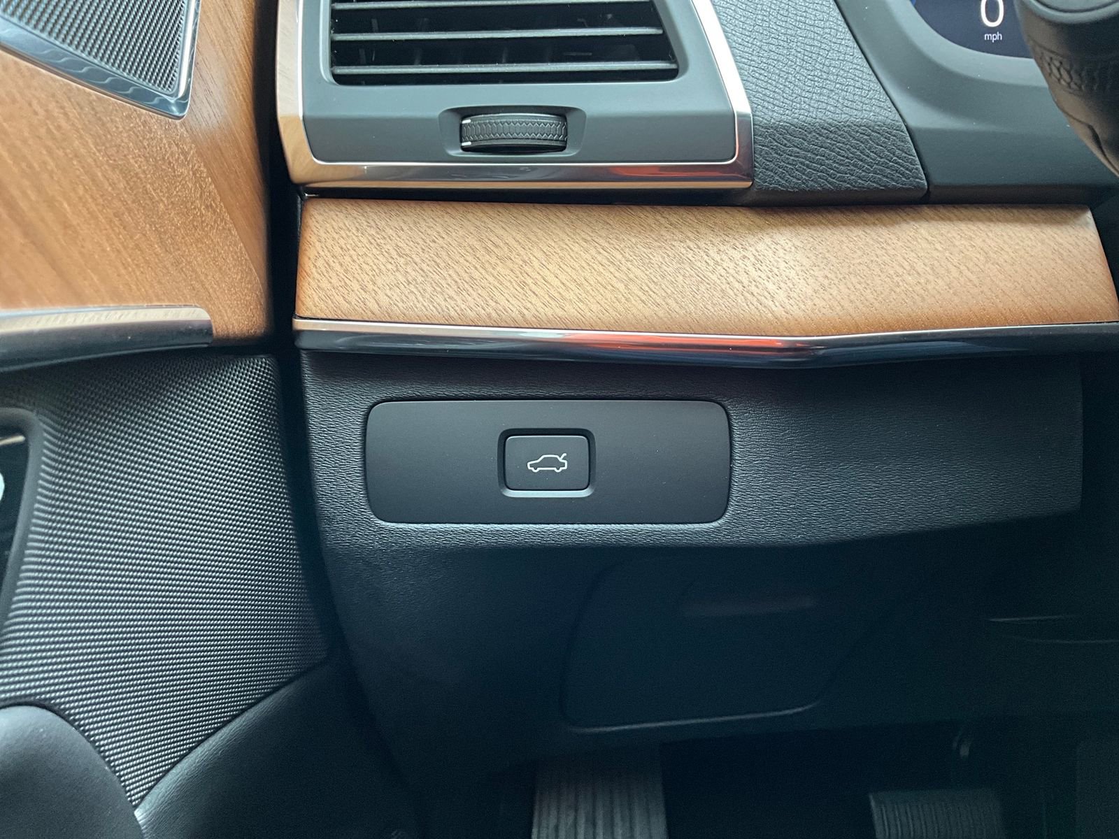 Certified 2024 Volvo XC90 B6 Core w/ Protection Package Premier image 25