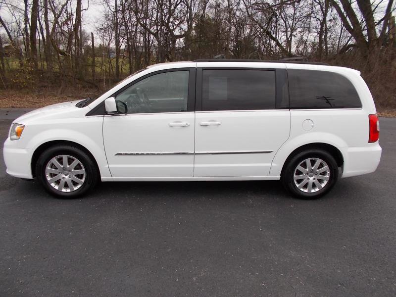 Used 2016 Chrysler Town & Country Touring image 3