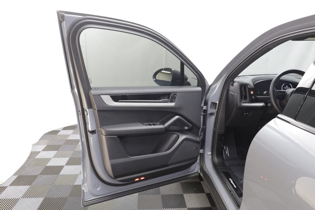 Used 2025 Porsche Cayenne AWD/4WD image 5