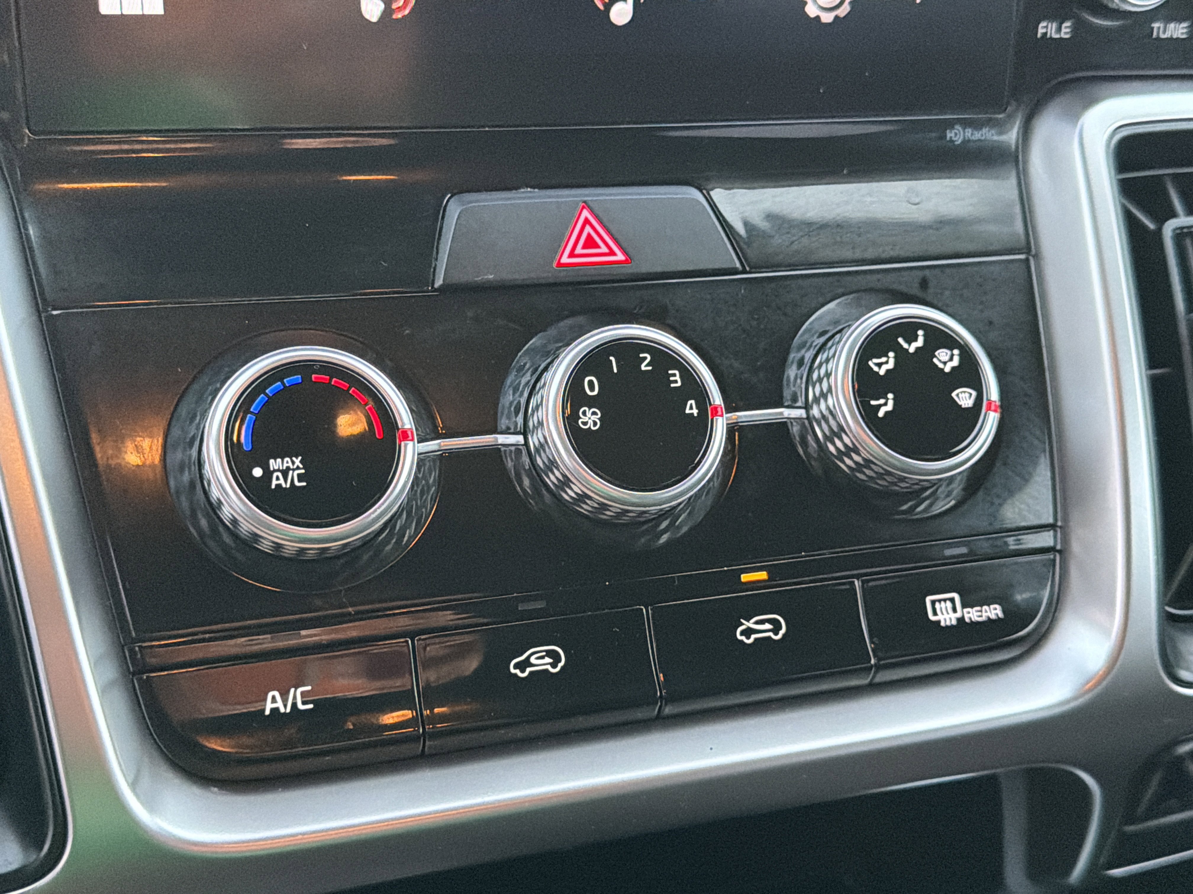 Used 2023 Kia Sorento LX image 30