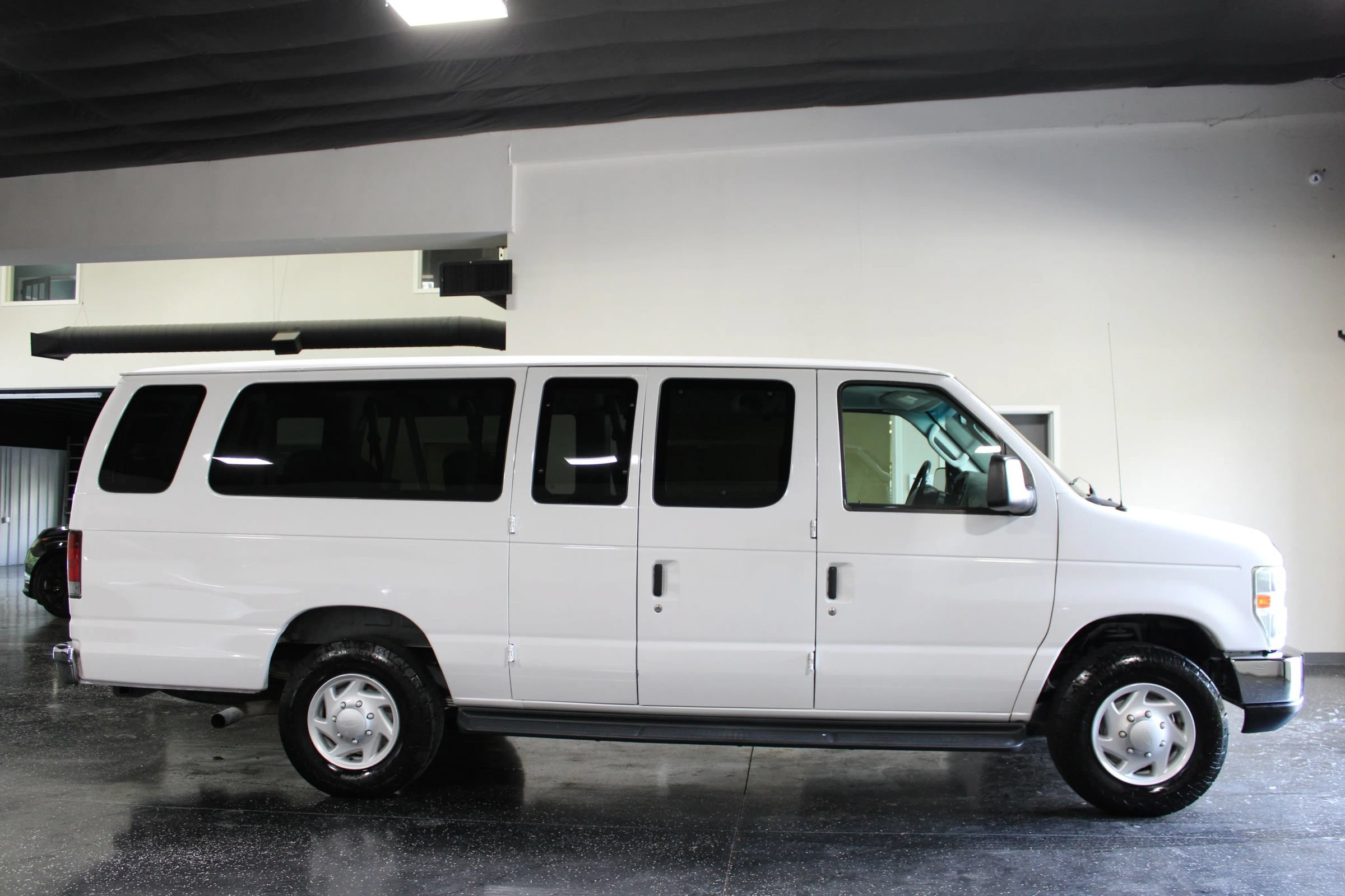 Used 2008 Ford E-350 and Econoline 350 XL RWD image 2
