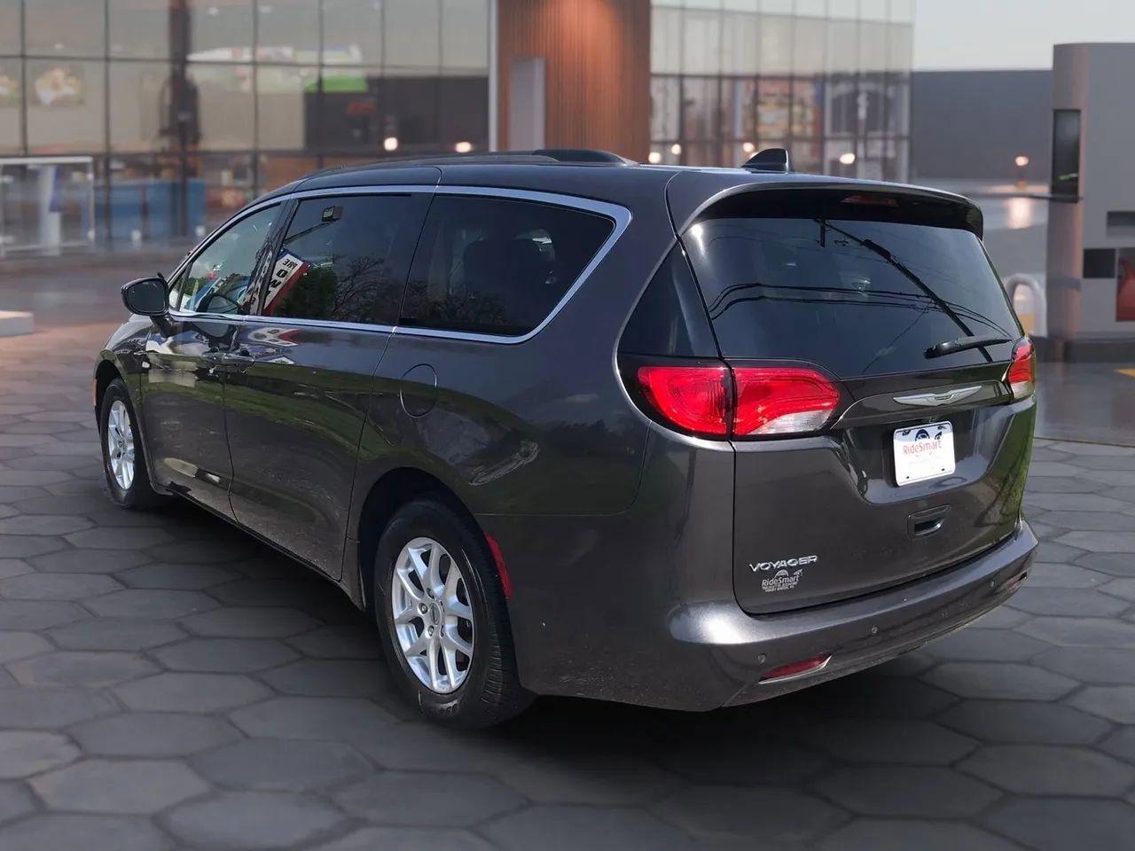 Used 2021 Chrysler Voyager Lxi FWD image 8