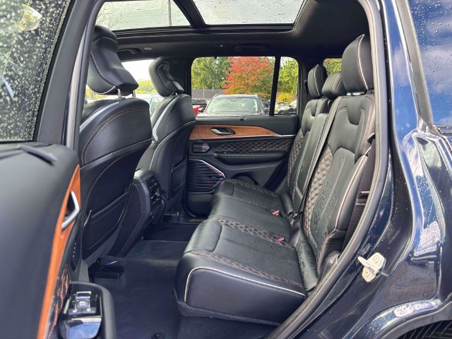 Used 2023 Jeep Grand Cherokee Summit AWD/4WD image 31