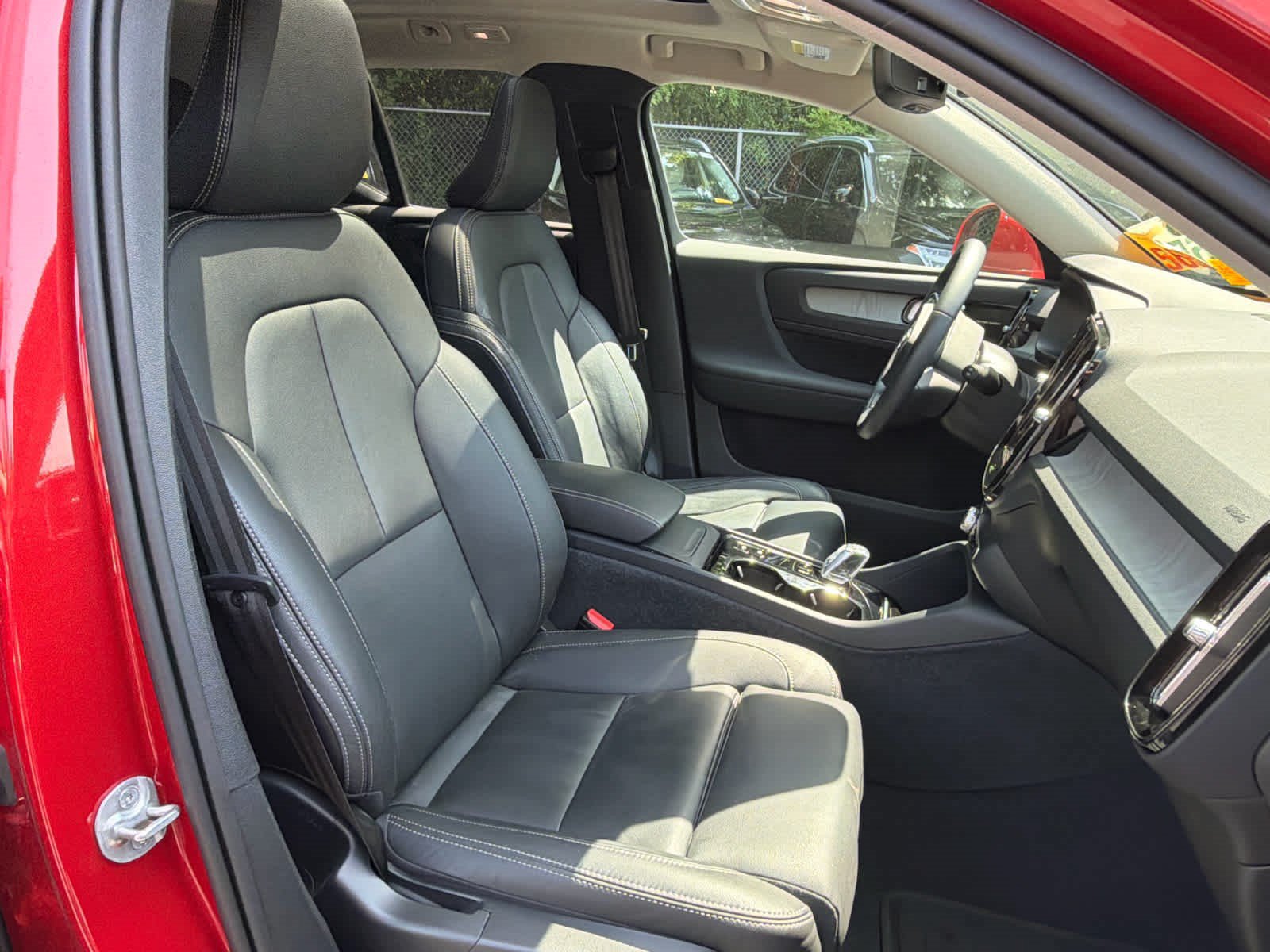 Used 2024 Volvo XC40 B5 Ultimate w/ Protection Package Premier AWD/4WD image 16
