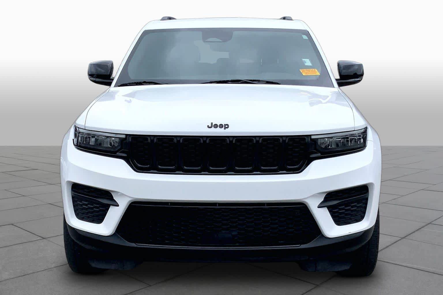 Used 2022 Jeep Grand Cherokee Altitude AWD/4WD image 6