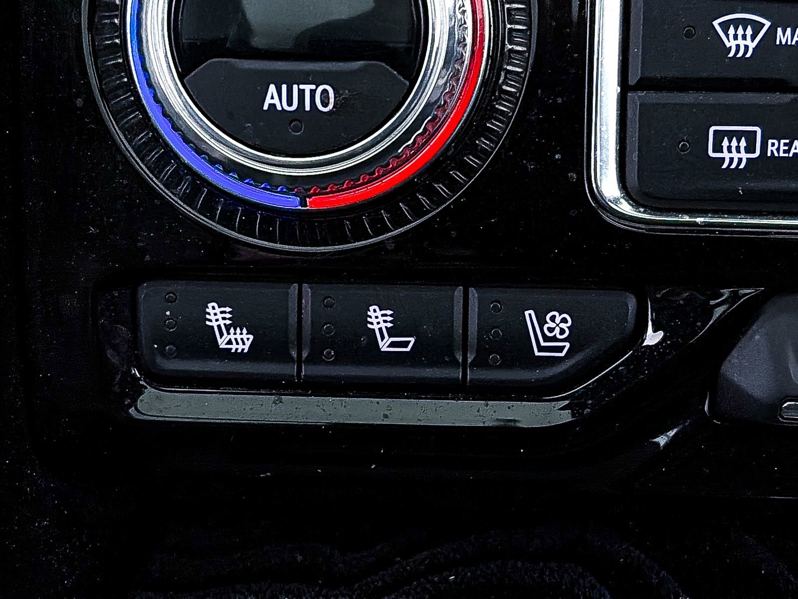 Used 2023 GMC Yukon XL Denali AWD/4WD image 28