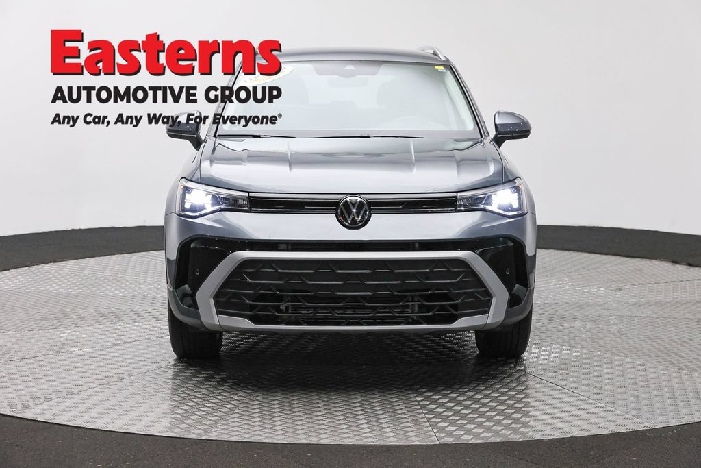 Used 2025 Volkswagen Taos SE AWD/4WD image 2