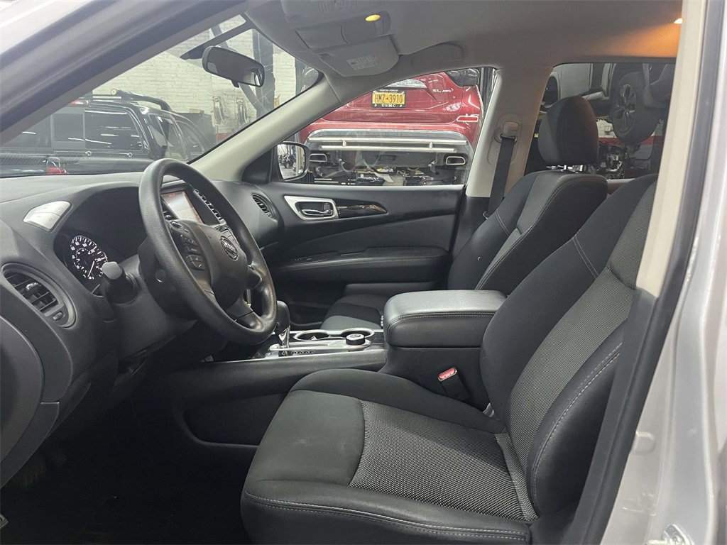 Used 2019 Nissan Pathfinder S image 18