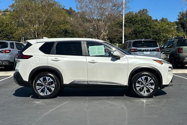 Used 2023 Nissan Rogue SV image 2