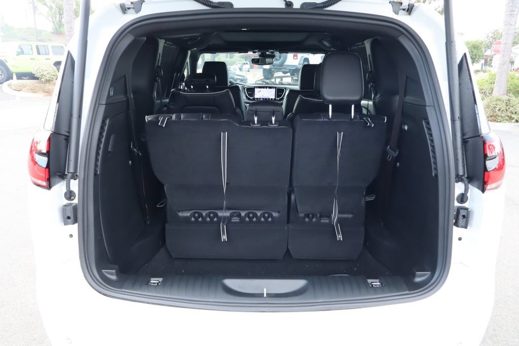 New 2027 Chrysler Pacifica Limited AWD/4WD image 34