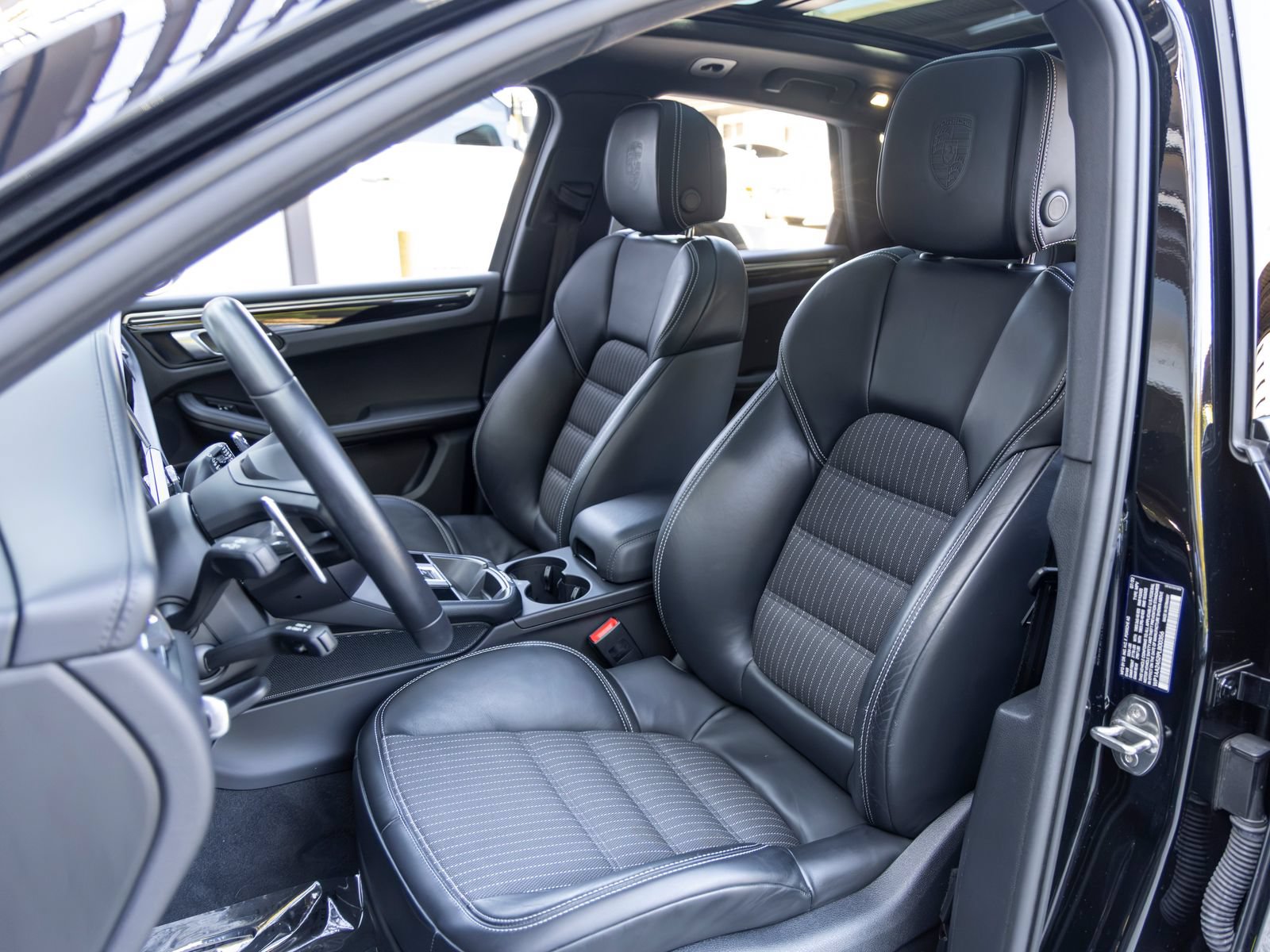 Certified 2023 Porsche Macan Turbo AWD/4WD image 5