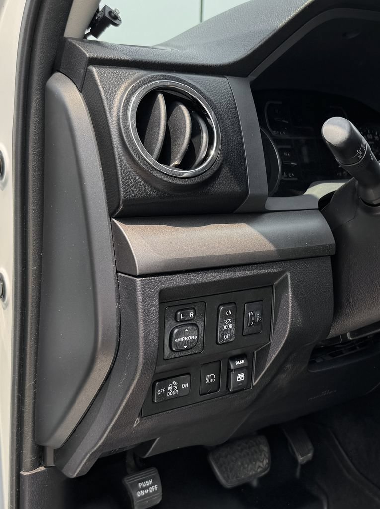 Used 2018 Toyota Tundra SR5 w/ SR5 Upgrade Package AWD/4WD image 13
