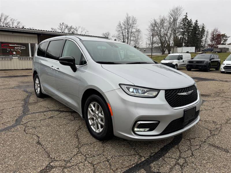 Used 2024 Chrysler Pacifica Touring-L image 39