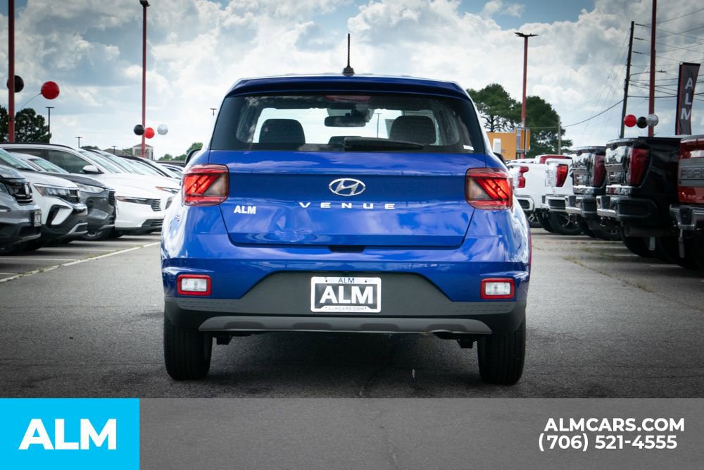 Certified 2025 Hyundai Venue SE image 6