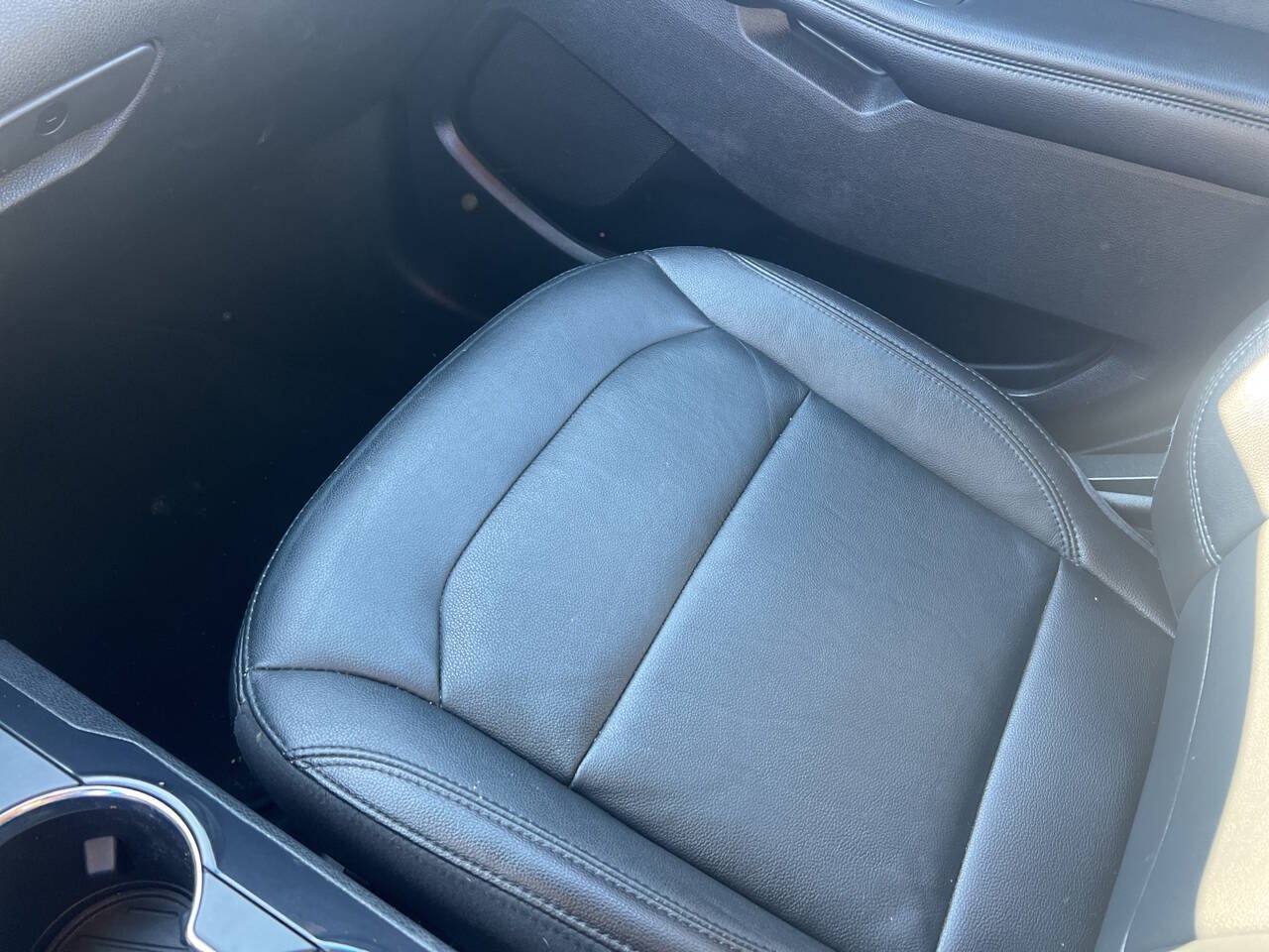Used 2018 Ford Explorer XLT w/ Equipment Group 202A AWD/4WD image 42