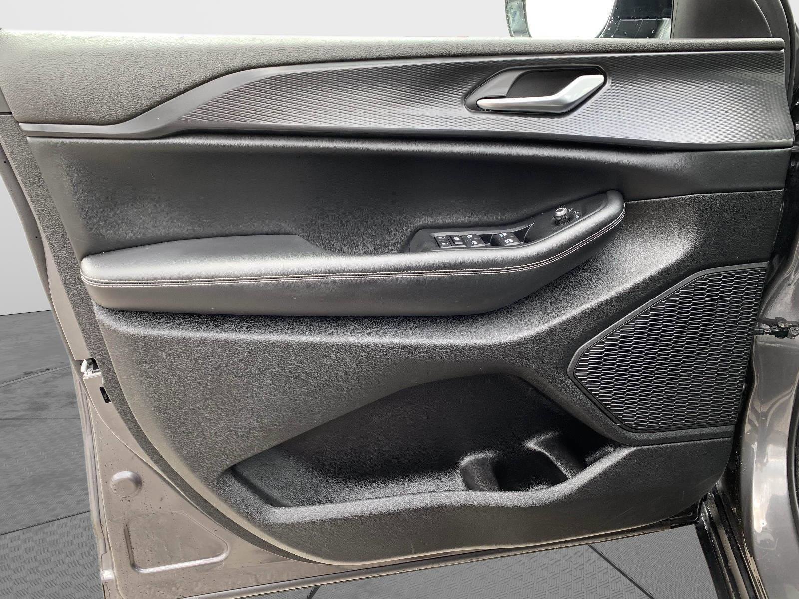 Used 2023 Jeep Grand Cherokee Altitude image 11