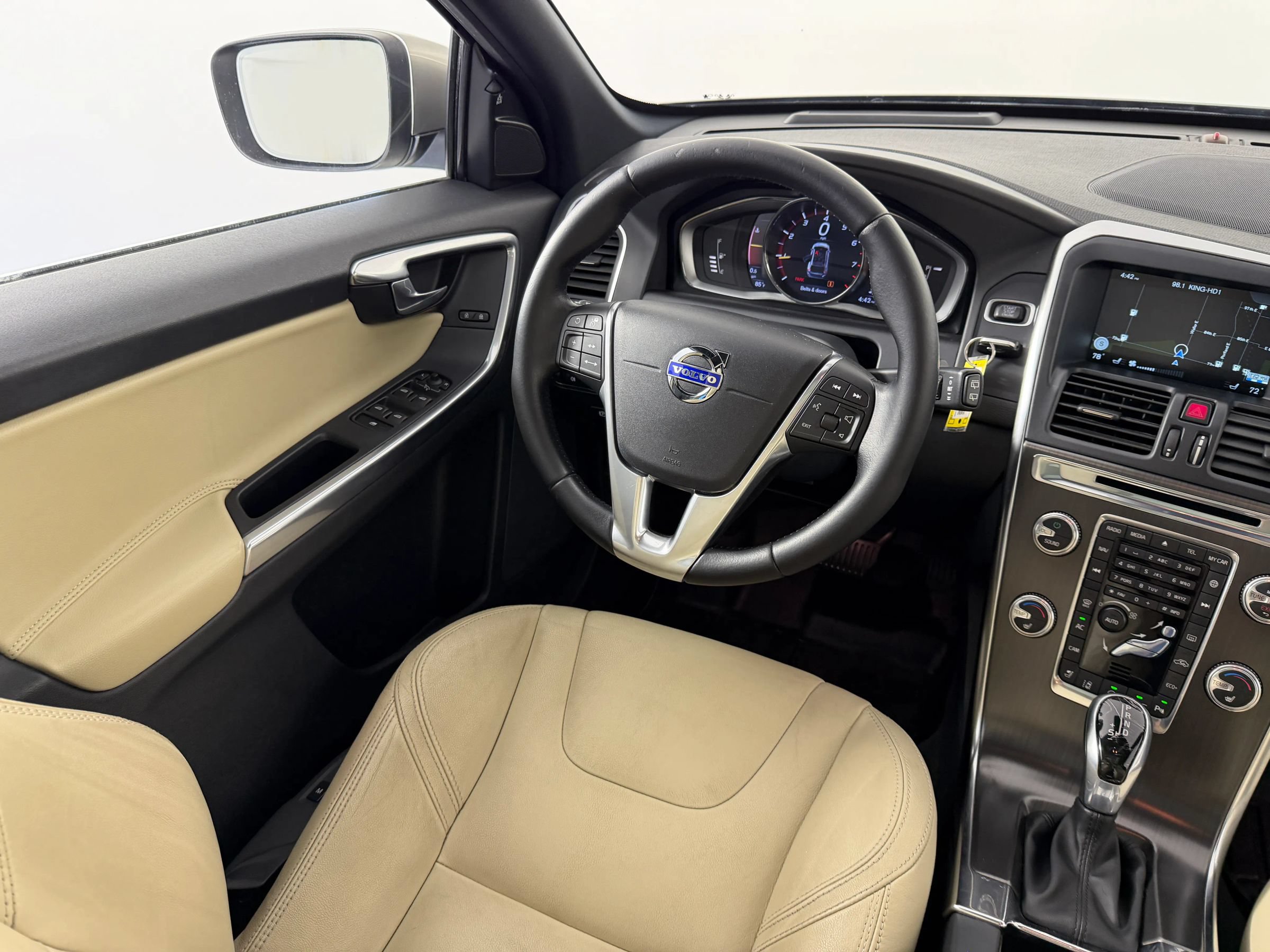 Used 2016 Volvo XC60 T6 Platinum FWD image 12