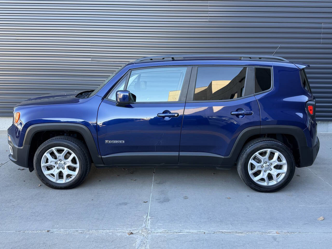 Used 2017 Jeep Renegade Latitude w/ Cold Weather Group AWD/4WD image 9