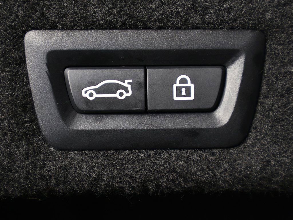 Used 2021 BMW 740i xDrive w/ Premium Package image 22