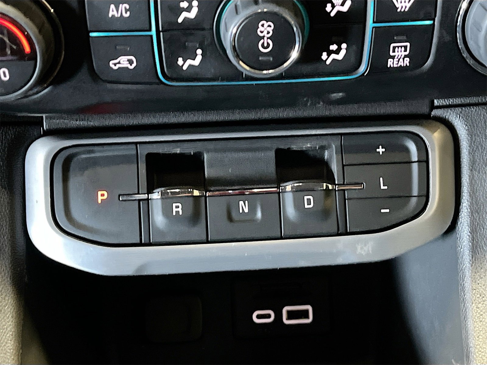 Used 2023 GMC Acadia SLT w/ Preferred Package image 17