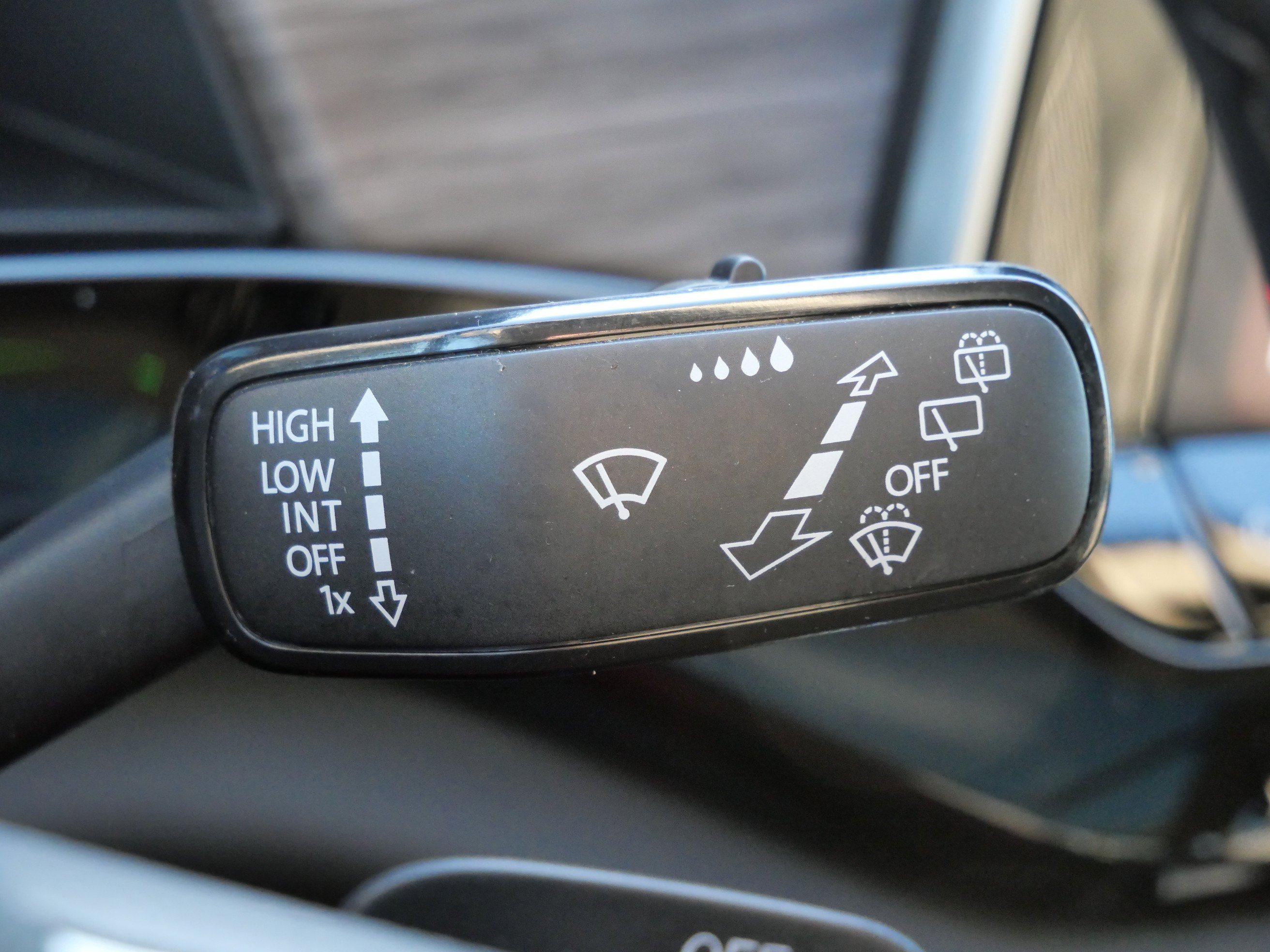 Certified 2025 Volkswagen Atlas SEL Premium R-Line image 33