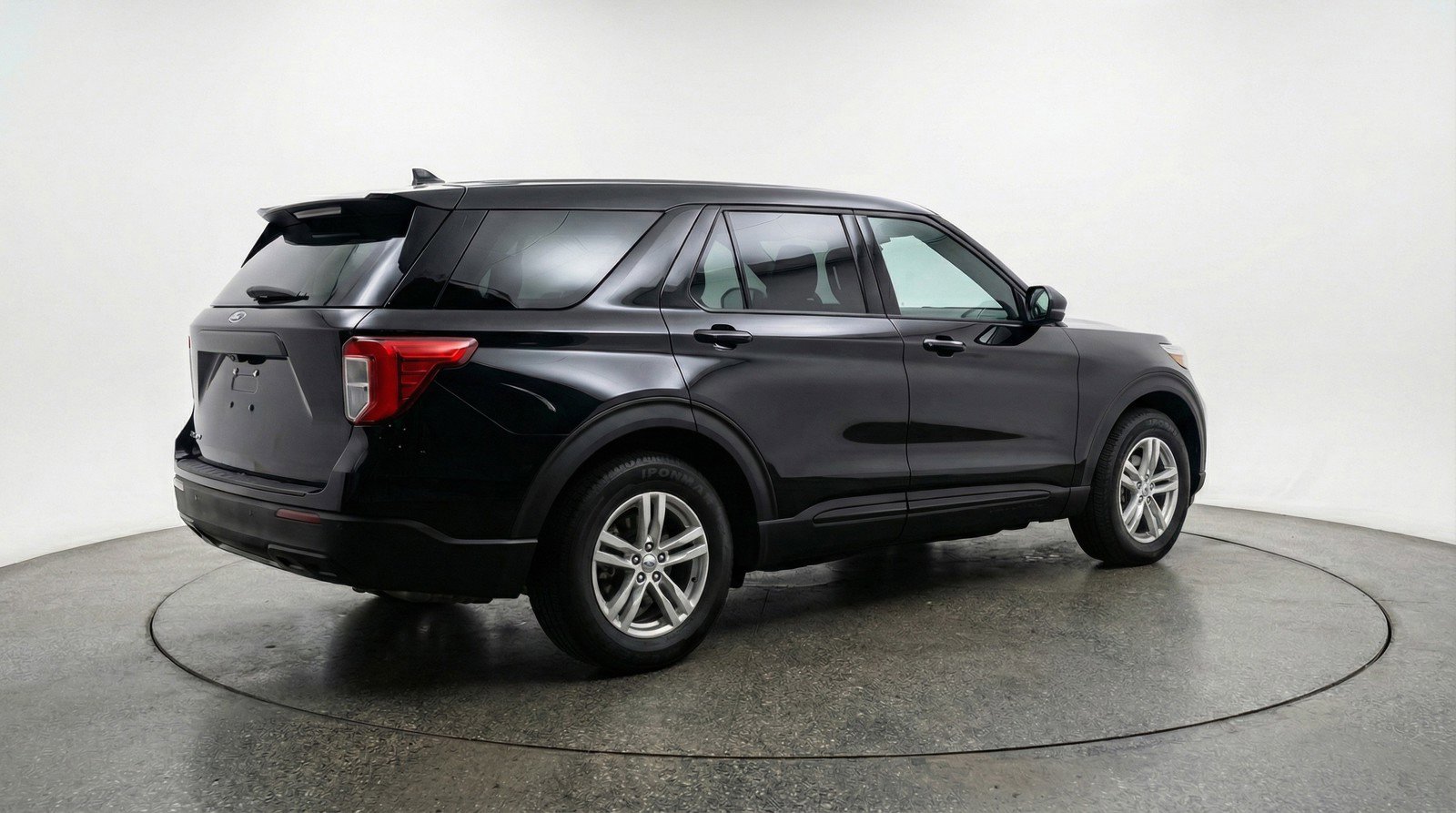 Used 2024 Ford Explorer XLT w/ Equipment Group 202A RWD image 9