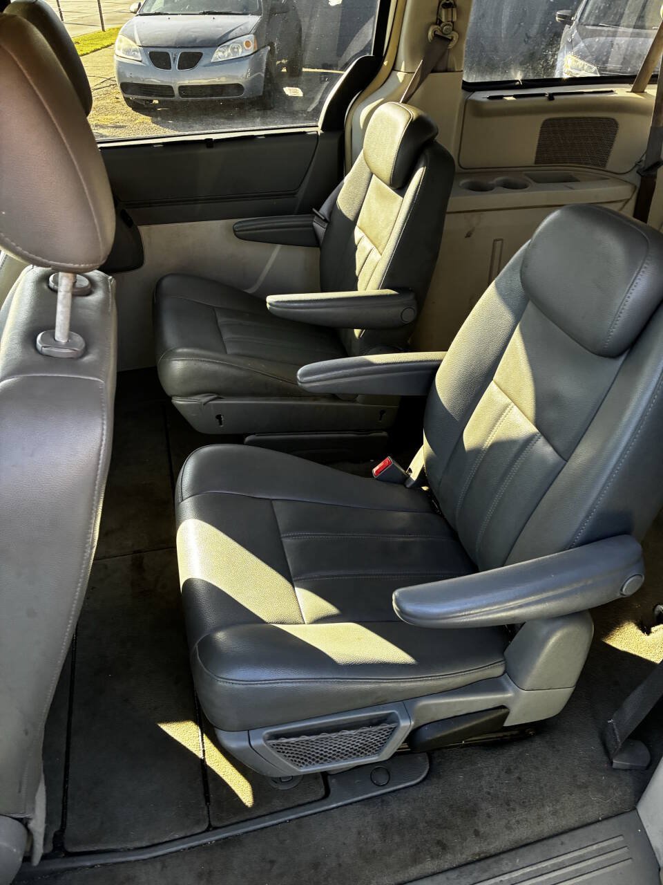 Used 2010 Chrysler Town & Country Touring FWD image 5