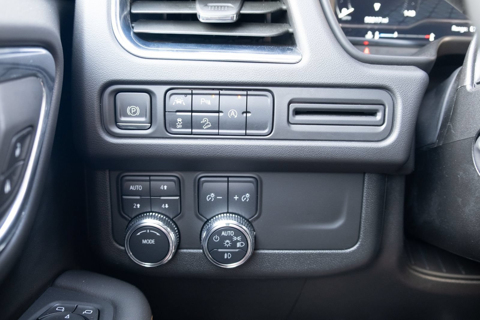 Used 2024 GMC Yukon AT4 AWD/4WD image 11