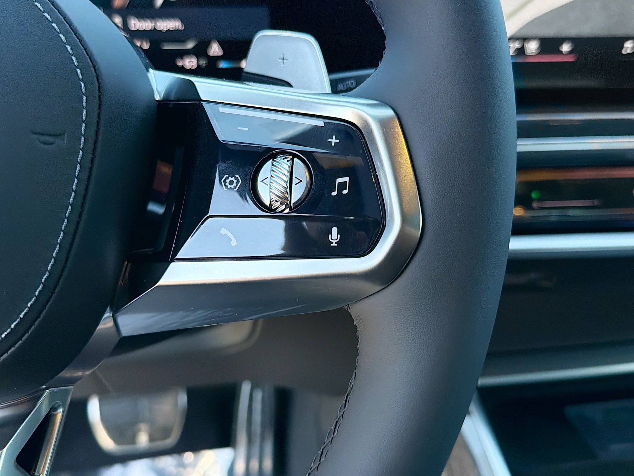 New 2026 BMW 740i xDrive w/ Premium Package image 39